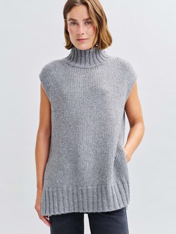 Pull-over 'Pusefa' OPUS en gris : devant