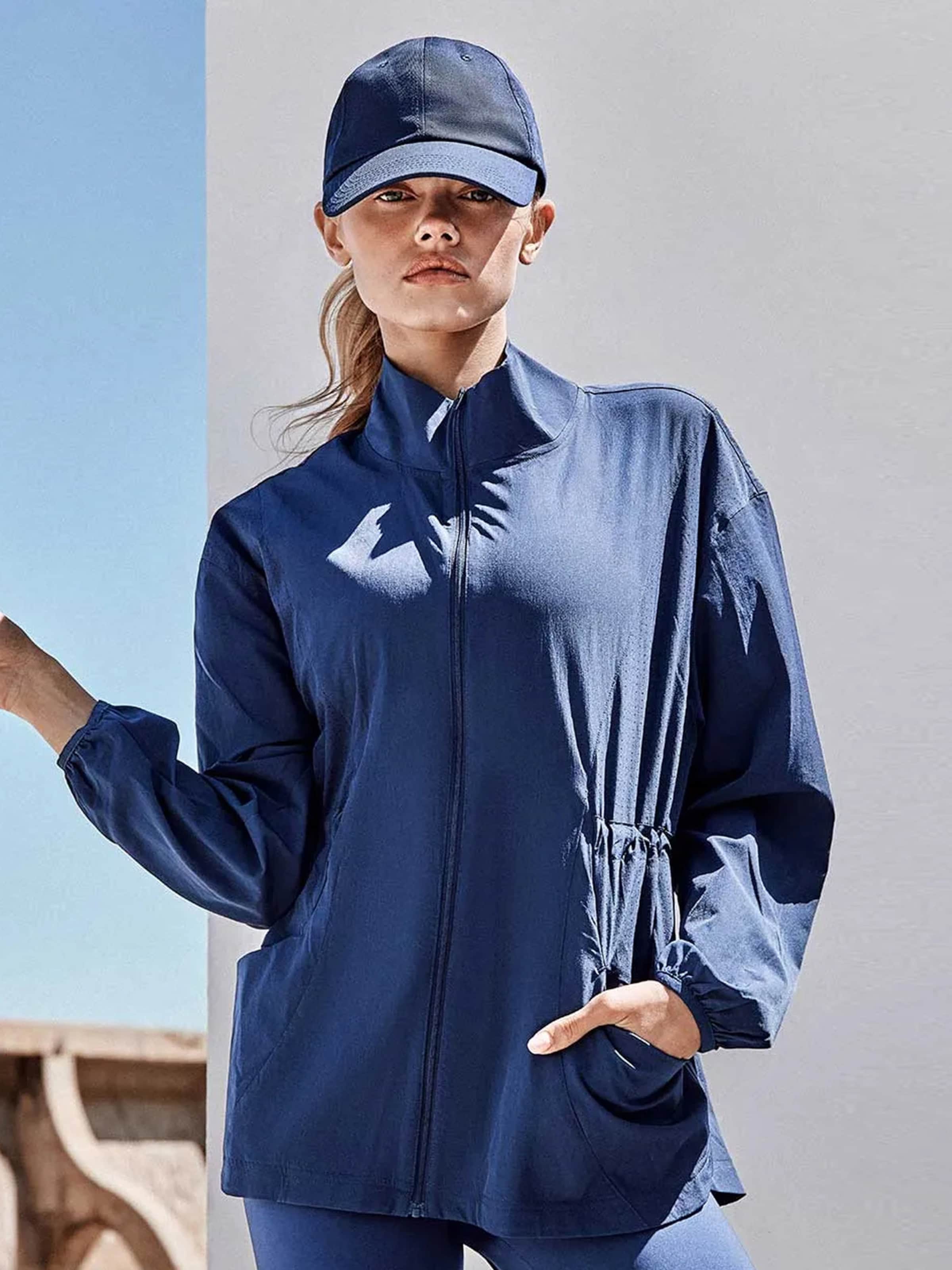 Gisela Jacke in Blau