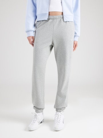 Nike Sportswear Дънки Tapered Leg Панталон 'Studio Fleece' в сиво: отпред