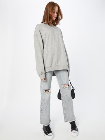 WEEKDAY Sweatshirt in Grau