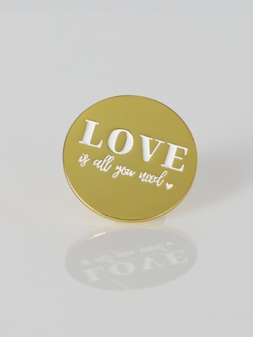 ANNIS WIESBADEN EST. 2021 Brooch 'Ansteck-Pin "Love is all you need" rund, gold / weiß' in Gold: front