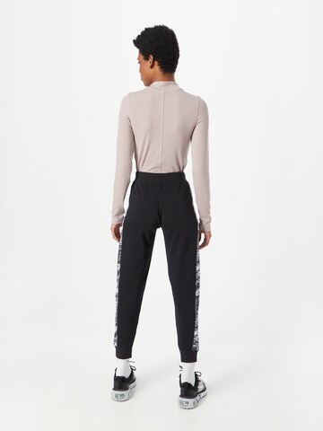 Effilé Pantalon de sport NIKE en noir