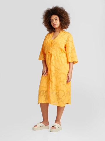 Robe-chemise 'DELLAVINE' ONLY Carmakoma en jaune