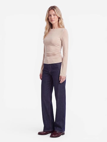 Tricou de la millane pe bej