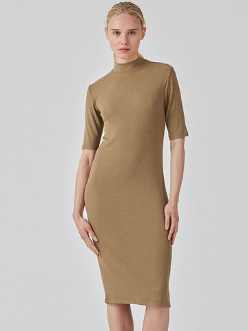 modström Dress in Brown: front