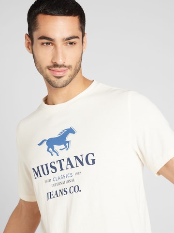 MUSTANG Футболка 'Austin' в Белый