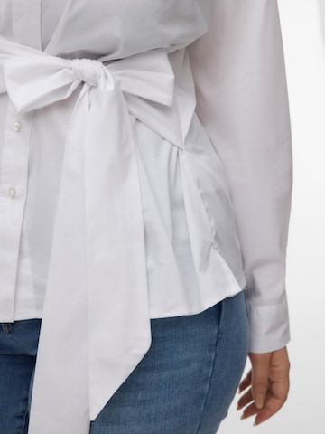 Vero Moda Curve - Blusa 'AWCalva' en blanco