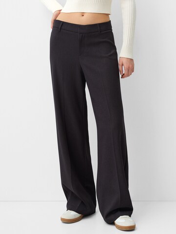 Wide leg Pantaloni con piega frontale di Bershka in grigio: frontale