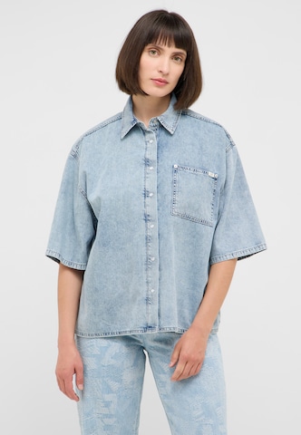 MUSTANG Μπλούζα 'ELLA' σε γκρι: μπροστά