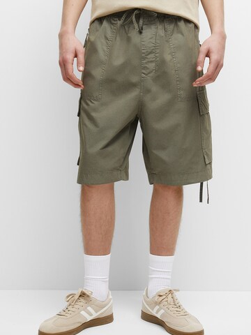 Pull&Bear Loosefit Shorts in Grün: predná strana