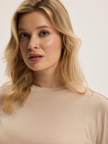 Maglietta 'Boxy-Langarmshirt aus Modal mit 3D-Logo, Ruth 2' di ESOTIQ in beige