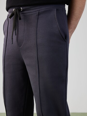 ABOUT YOU x Rewinside Tapered Hose 'Mats' in Grau