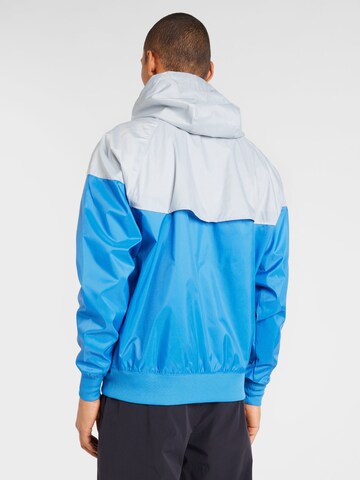 Nike SportswearPrijelazna jakna 'Windrunner' - plava boja