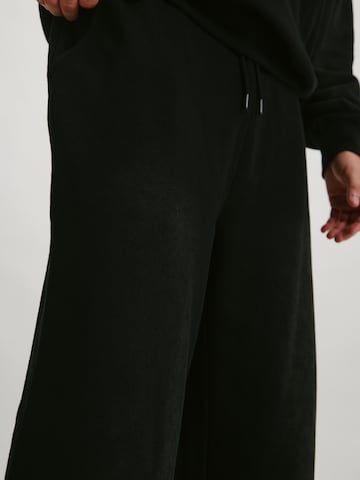 NCO - regular Pantalón en negro