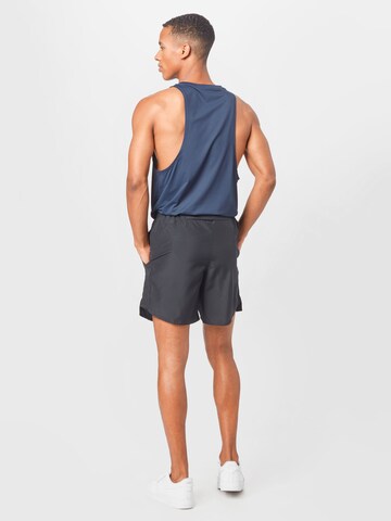 NIKE Regular Sportshorts in Schwarz