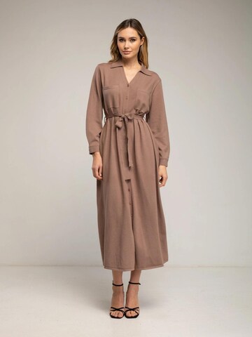 Robes en maille 'Vestido camisero de punto largo con bolsillos en el pecho y cinturon. (BROWN)' Tantra en marron