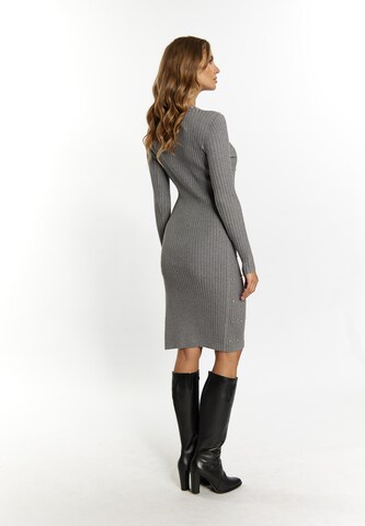 Abito in maglia di faina in grigio