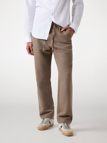 GUESS Loosefit Hose in Braun: Vorderseite