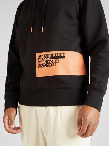 Calvin Klein Jeans Collegepaita 'Stencil' värissä musta