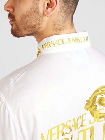 Coupe regular Chemise '76UP200' Versace Jeans Couture en blanc