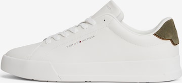 Baskets basses 'COURT ESS' TOMMY HILFIGER en blanc : devant