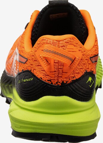 Chaussure de course ASICS en orange