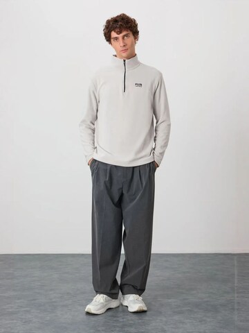 Tommy Life Sweater in Grey
