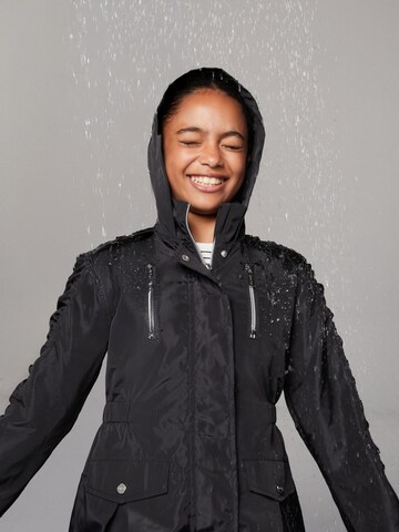 Lipsy Regenmantel in Schwarz