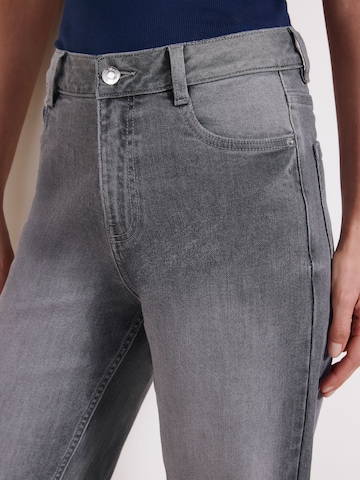 Friends Like These - Bootcut Vaquero en gris