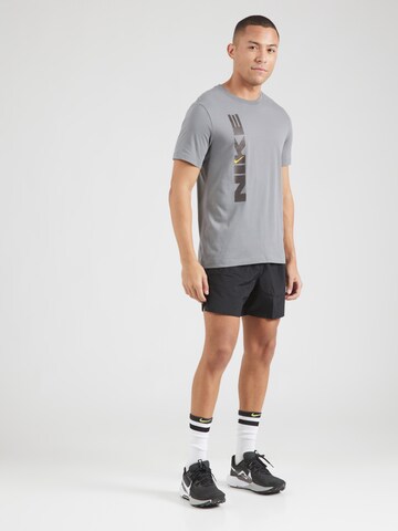 NIKE - Camiseta funcional en gris