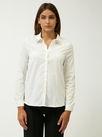 Influencer Blouse in White: front