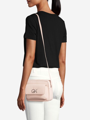 Calvin Klein حقيبة تقليدية بلون زهري
