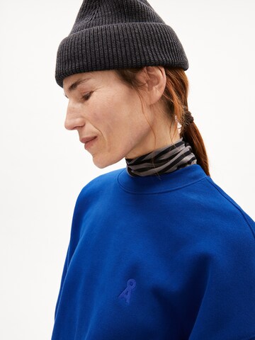Sweat-shirt 'ALIZAA' ARMEDANGELS en bleu : devant