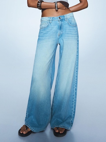 Wide leg Jeans de la Bershka pe albastru: față