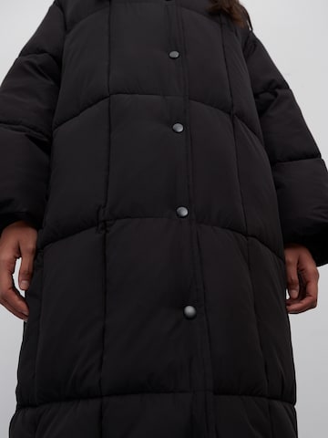 EDITED Zimný kabát 'Momo' - Čierna
