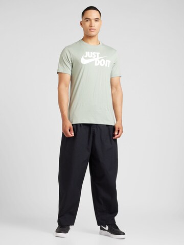 Coupe regular T-Shirt 'Swoosh' Nike Sportswear en vert