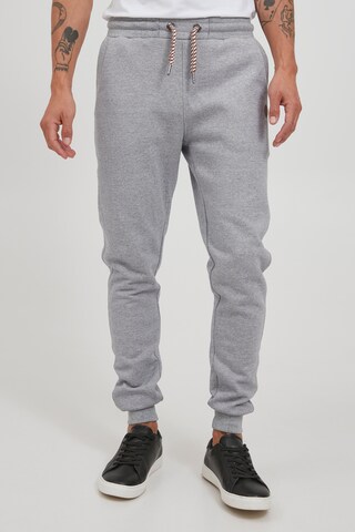 !Solid Tapered Pants 'Nafado' in Grey: front