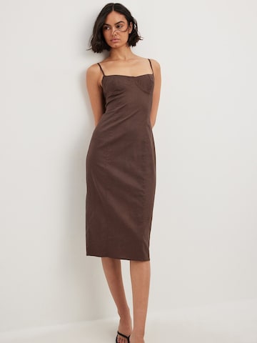 Robe NA-KD en marron : devant