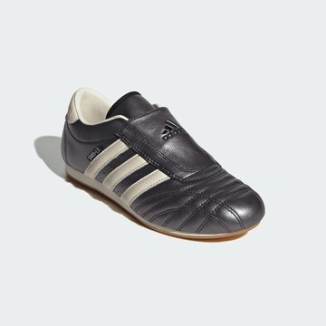 ADIDAS ORIGINALS Slip-ons 'Taekwondo' in Zwart