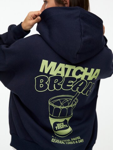 Pull&Bear Sweatshirt 'MATCHA' i blå
