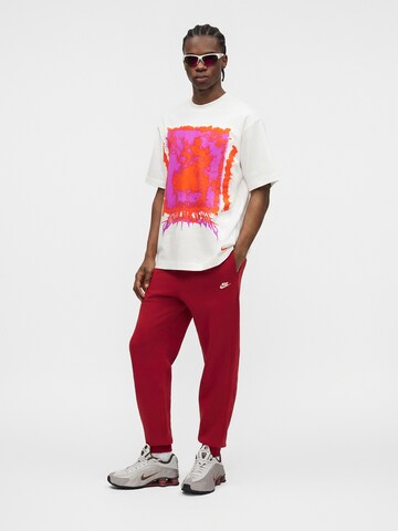 Tapered Pantaloni 'CLUB' de la Nike Sportswear pe roșu