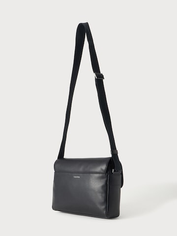 Messenger de la Calvin Klein pe negru