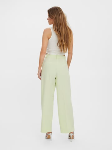 Vero Moda Collab Laiad sääred Voltidega püksid 'Milena', värv roheline