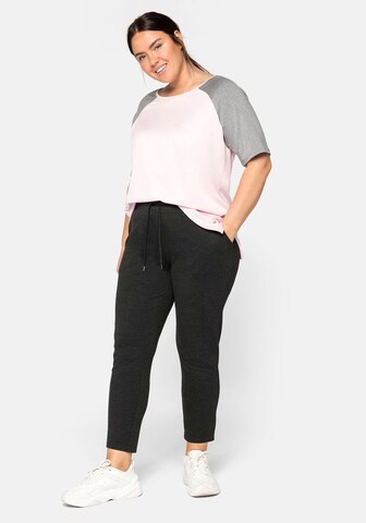 SHEEGO - Slimfit Pantalón en gris