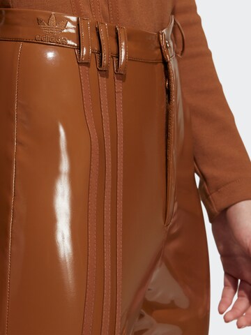 Effilé Pantalon ADIDAS ORIGINALS en marron