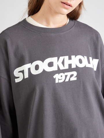 TOPSHOP Футболка оверсайз 'Stockholm 1972' в Серый