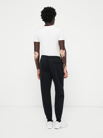 juoda Nike Sportswear Siaurėjantis Kelnės 'CLUB'