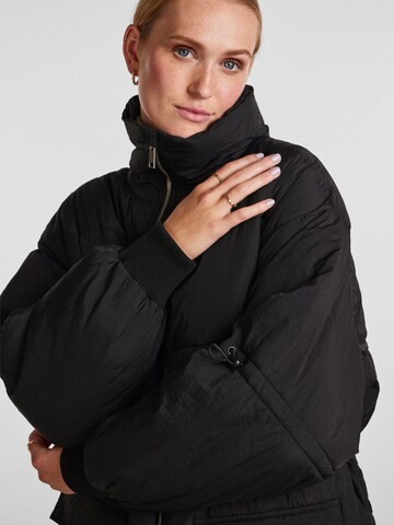 Cappotto invernale di Y.A.S in nero