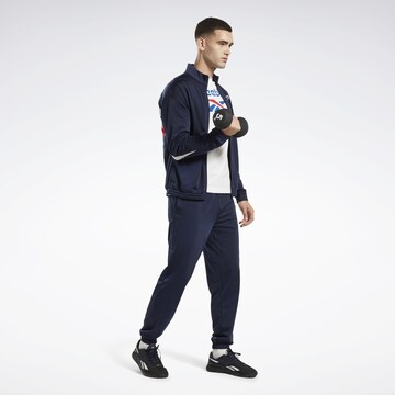 Reebok - Tapered Pantalón deportivo en azul