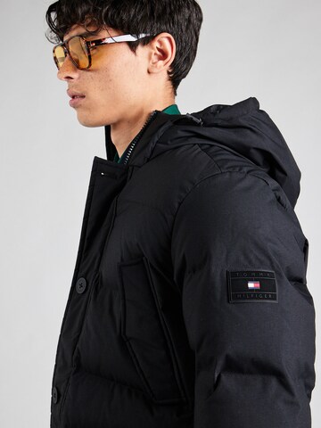 TOMMY HILFIGER Winterparka 'ESSENTIAL ROCKIE' in Zwart